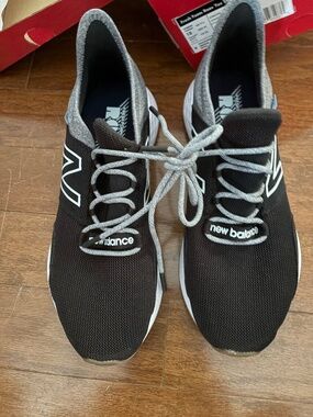 Men's New Balance Fresh Foam Roav Athletic Shoes ~ SIZE 9.5 (Fits like a 9!)